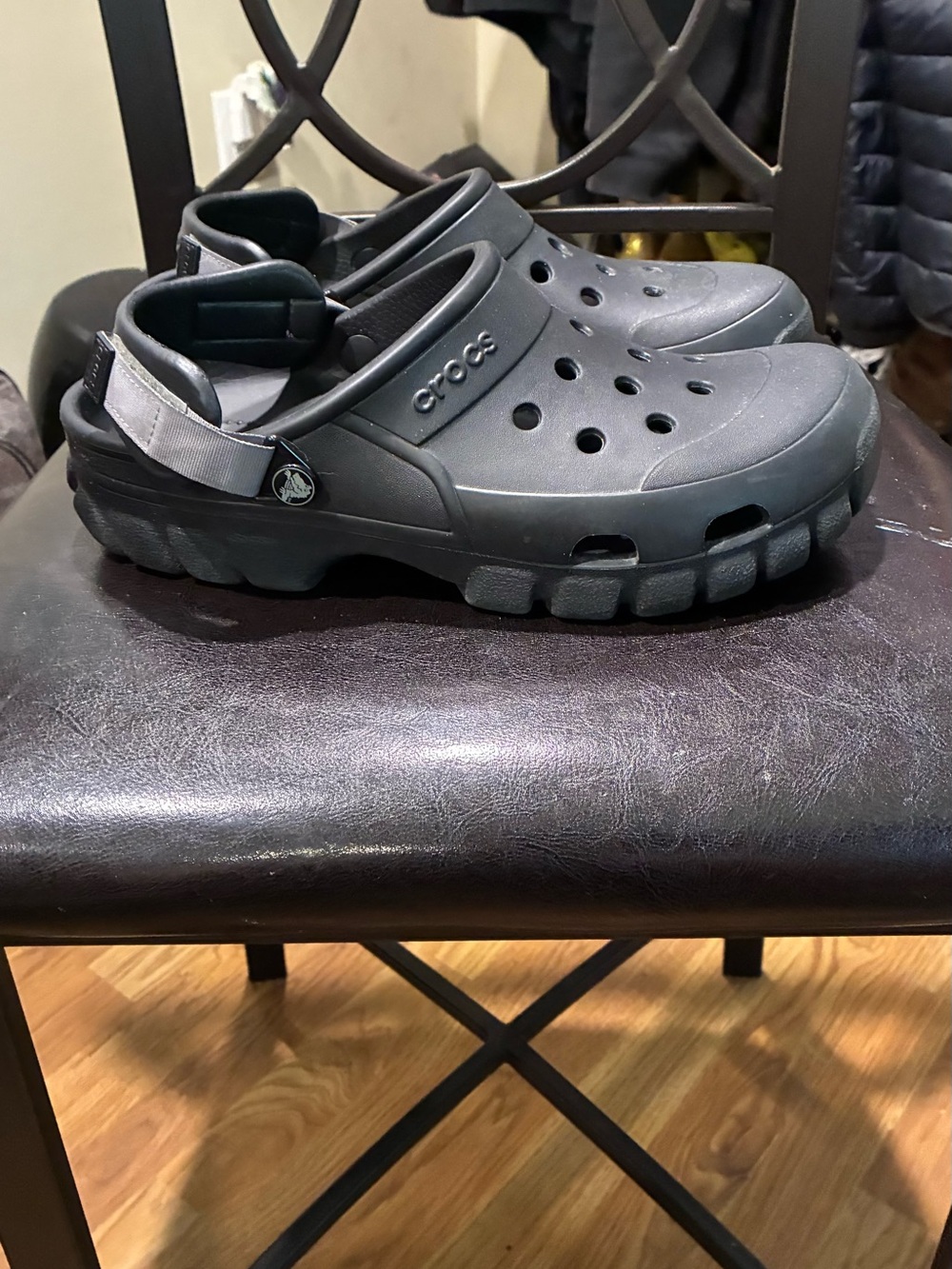 CROCS Men's Matte Charcoal Grey Slip-On Clogs with Heel Strap - Picture 4 of 7